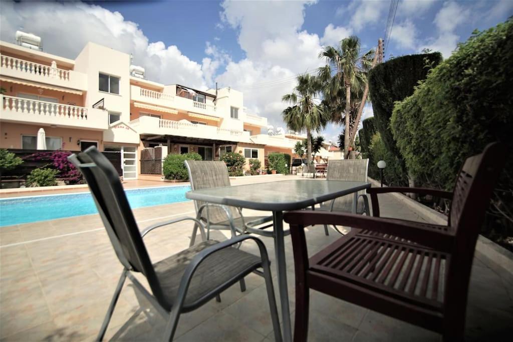 Central Pool-Side 2 Bedroom Apartment In パ フォス エクステリア 写真