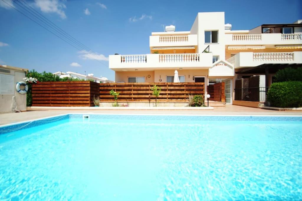 Central Pool-Side 2 Bedroom Apartment In パ フォス エクステリア 写真