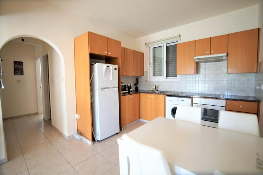 Central Pool-Side 2 Bedroom Apartment In パ フォス エクステリア 写真