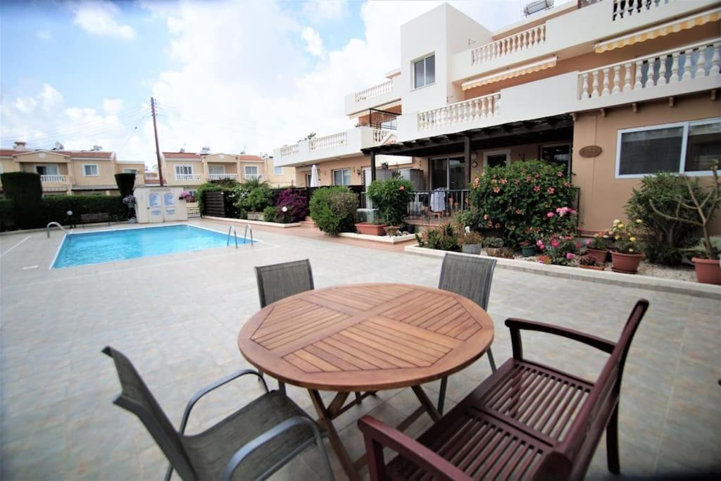 Central Pool-Side 2 Bedroom Apartment In パ フォス エクステリア 写真