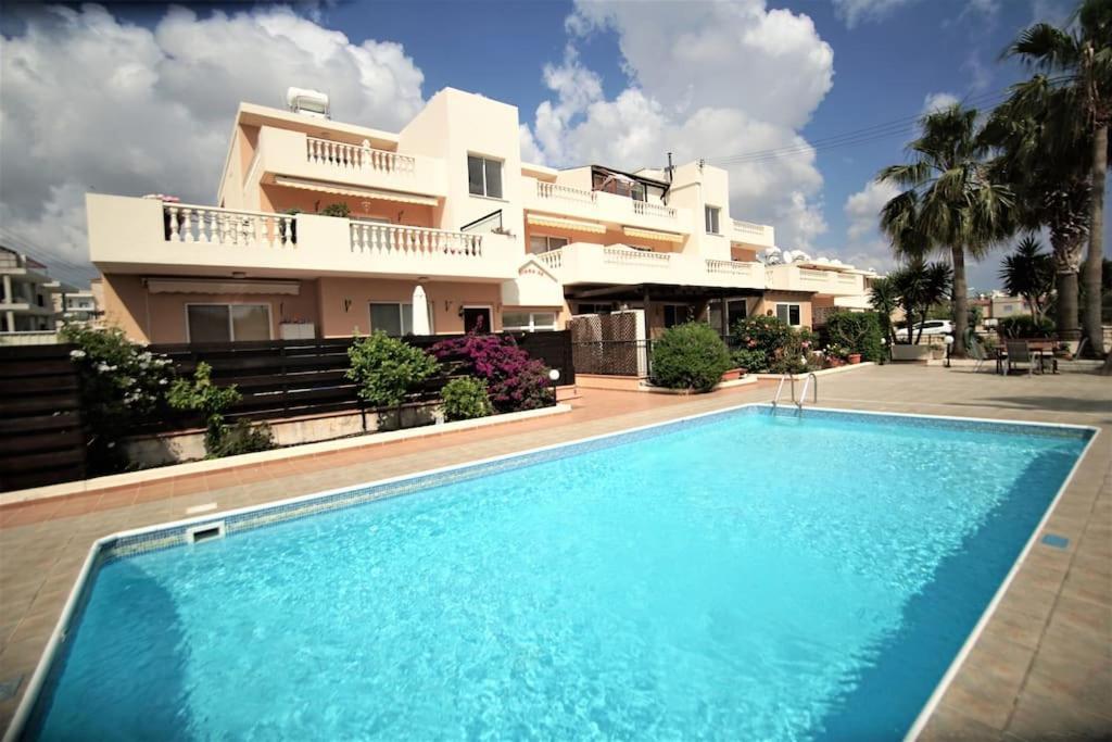 Central Pool-Side 2 Bedroom Apartment In パ フォス エクステリア 写真