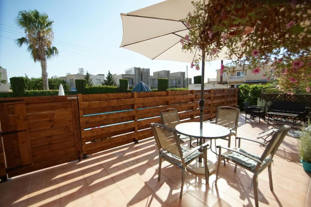 Central Pool-Side 2 Bedroom Apartment In パ フォス エクステリア 写真