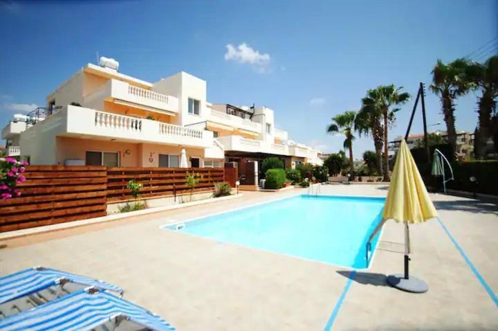 Central Pool-Side 2 Bedroom Apartment In パ フォス エクステリア 写真