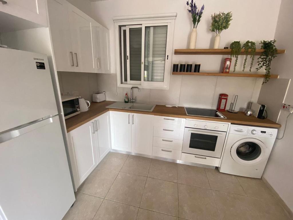 Central Pool-Side 2 Bedroom Apartment In パ フォス エクステリア 写真