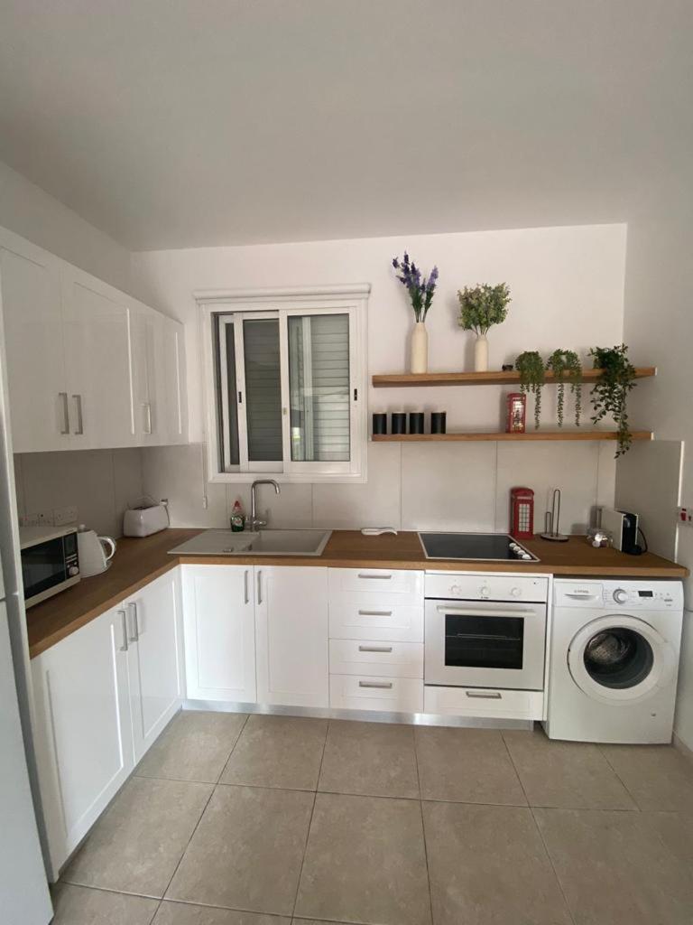Central Pool-Side 2 Bedroom Apartment In パ フォス エクステリア 写真