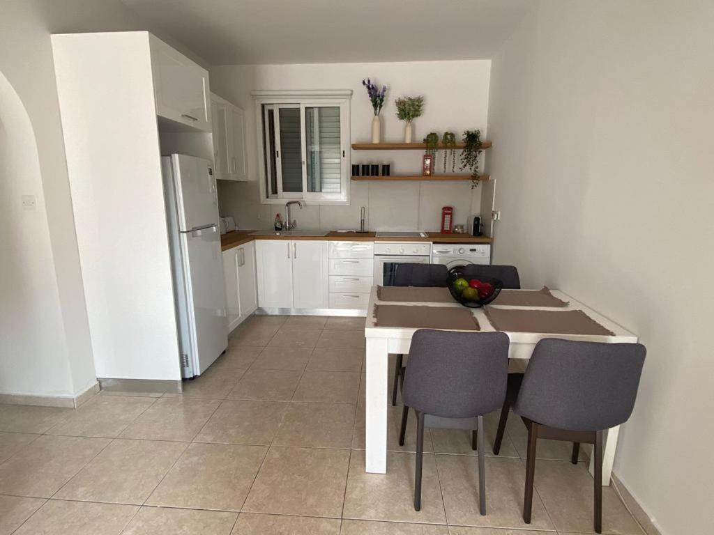 Central Pool-Side 2 Bedroom Apartment In パ フォス エクステリア 写真